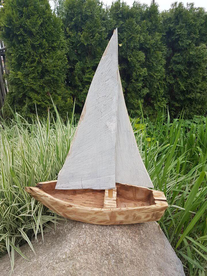 łódka z drewna rzeźbiona